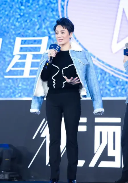 宁静越来越有“帅小伙”的样，一身时髦牛仔装，喇叭裤好显腿细(宁静造型)